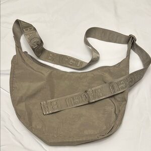 BAGGU Medium Crescent in Dove